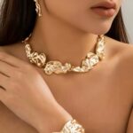 Комплект масивних прикрас у вигляді виплавленого металу золото на тілі