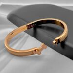 Вишуканий жорсткий браслет Hermes з логотипом у золоті бежевий лого