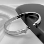 Вишуканий жорсткий браслет Hermes з логотипом у сріблі білий лого