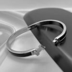 Вишуканий жорсткий браслет Hermes з логотипом у сріблі чорний лого