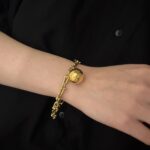 Ланцюговий браслет Tiffany з колекції HardWear з кулькою та логотипом золото на руці