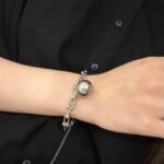 Ланцюговий браслет Tiffany з колекції HardWear з кулькою та логотипом срібло на руці