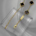 Браслет Van Cleef з маленькими конюшинами та логотипом лого