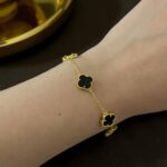 Браслет Van Cleef з маленькими конюшинами та логотипом на руці