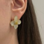 Ніжні сережки у вигляді квітів на вусі