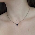 Підвіс у вигляді маленького чорного хрестика з камінням на тілі