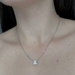 Підвіс з маленьким білим ведмедиком в камінні на тілі