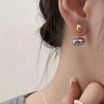 Сережки біколор з двома овальними елементами на вусі2