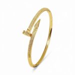 Тонкий жорсткий браслет-цвях Cartier у камінні золото