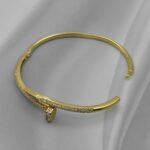 Тонкий жорсткий браслет-цвях Cartier у камінні золото застібка