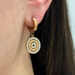 Сережки BVLGARI з камінням та логотипом золото на вусі