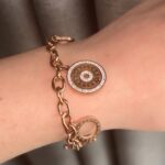 Браслет BVLGARI з камінням та підвісками золото на руці