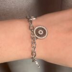 Браслет BVLGARI з камінням та підвісками срібло на руці