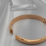 Жорсткий браслет Louis Vuitton з логотипом золото лого