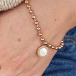 Браслет BVLGARI з кульками та двостороннім підвісом білий на руці