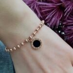 Браслет BVLGARI з кульками та двостороннім підвісом чорний на руці