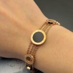 Браслет BVLGARI з ланцюжками та логотипом золото на руці