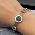 Браслет BVLGARI з ланцюжками та логотипом срібло на руці