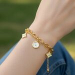 Подвійний ланцюговий браслет Louis Vuitton з підвісками лимонне золото на руці