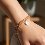 Подвійний ланцюговий браслет Louis Vuitton з підвісками рожеве золото на руці