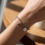 Подвійний ланцюговий браслет Louis Vuitton з підвісками срібло на руці