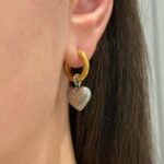Сережки у вигляді сердець Balenciaga на вусі