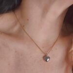 Підвіс Balenciaga у вигляді серця на тілі