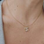 Підвіс Chanel з камінням золото у камінні на тілі