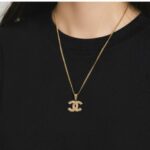 Підвіс Chanel з камінням золото з камінням на тілі