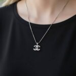 Підвіс Chanel з камінням срібло на тілі
