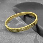 Жорсткий браслет Cartier у камінні з логотипом лимонне золото