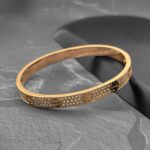 Жорсткий браслет Cartier у камінні з логотипом рожеве золото