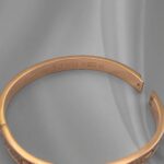 Жорсткий браслет Cartier у камінні з логотипом рожеве золото лого