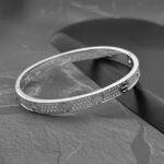 Жорсткий браслет Cartier у камінні з логотипом срібло