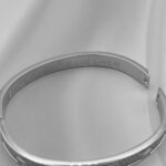 Жорсткий браслет Cartier у камінні з логотипом срібло лого