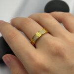 Каблучка Cartier у камінні з логотипом лимонне золото на руці