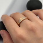 Каблучка Cartier у камінні з логотипом рожеве золото на руці