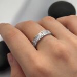 Каблучка Cartier у камінні з логотипом срібло на руці