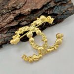 Велика брошка Chanel з камінням та перлинами лого