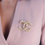 Велика брошка Chanel з камінням та перлинами на тілі