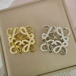 Брошка Loewe з камінням