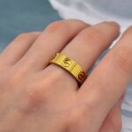Різна каблучка Cartier лимонне золото на руці