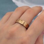 Різна каблучка Cartier рожеве золото на руці