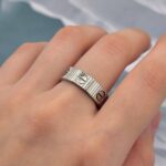 Різна каблучка Cartier срібло на руці