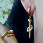 Сережки Cartier з прямим цвяхом та круглим елементом лимонне золото на вусі