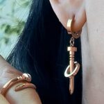 Сережки Cartier з прямим цвяхом та круглим елементом рожеве золото на вусі