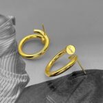 Круглі сережки Cartier у вигляді вигнутого цвяха золото лого