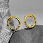 Круглі сережки Cartier у вигляді вигнутого цвяха золото