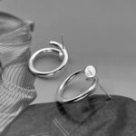 Круглі сережки Cartier у вигляді вигнутого цвяха срібло лого