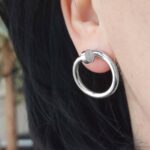 Круглі сережки Cartier у вигляді вигнутого цвяха срібло на вусі